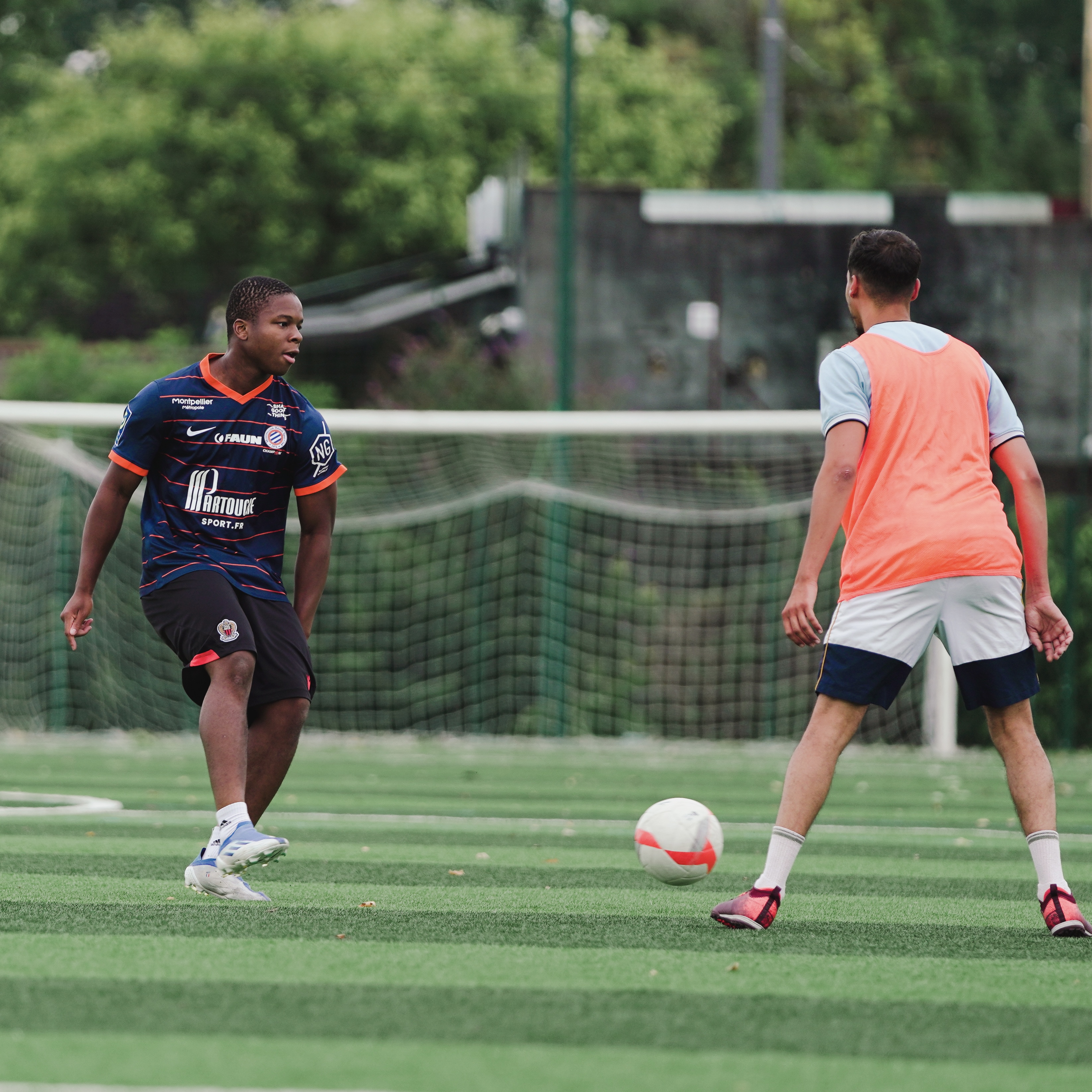 Photo d'un joueur de foot avec le ballon au pied