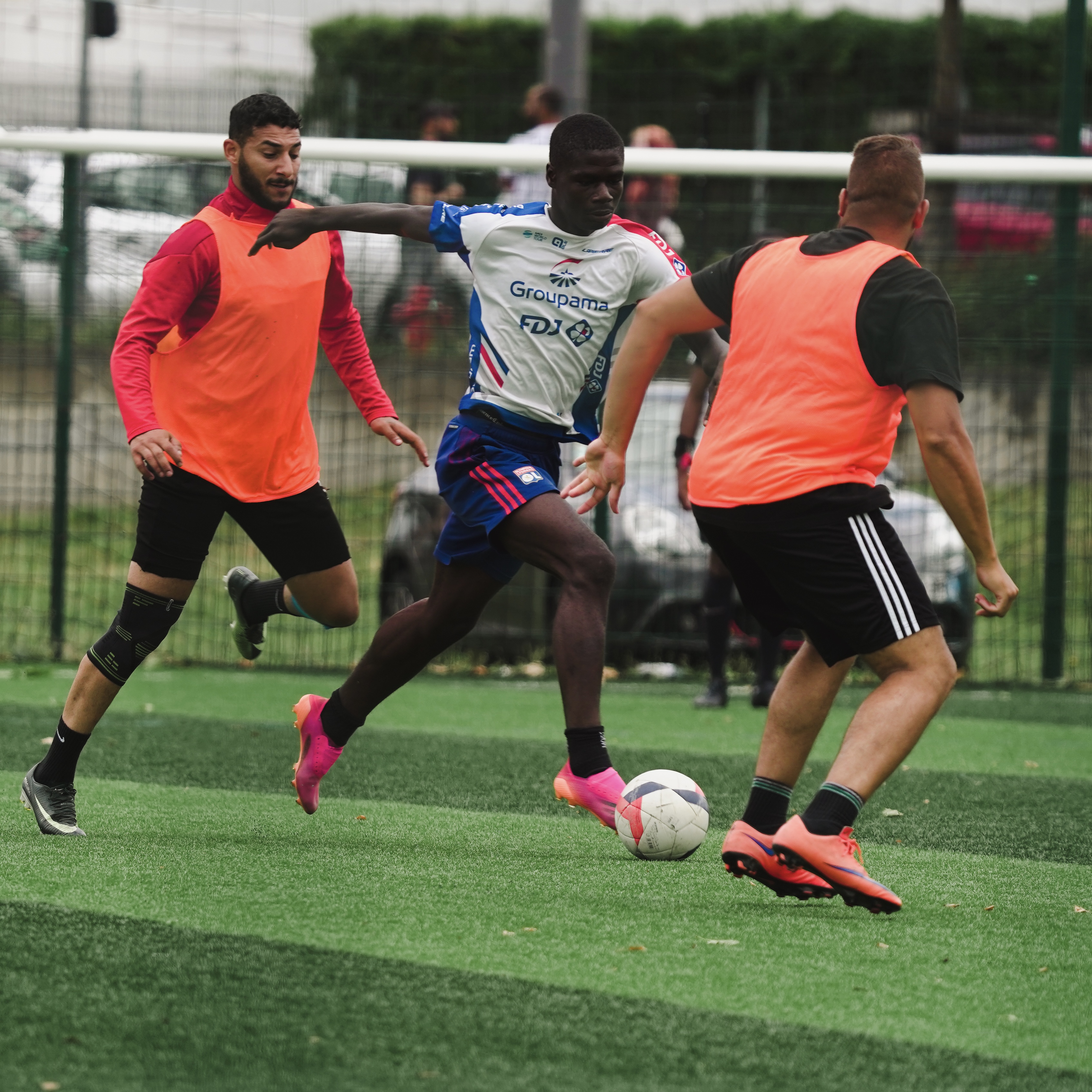 Photo d'un joueur de foot avec le ballon au pied et qui est capitaine