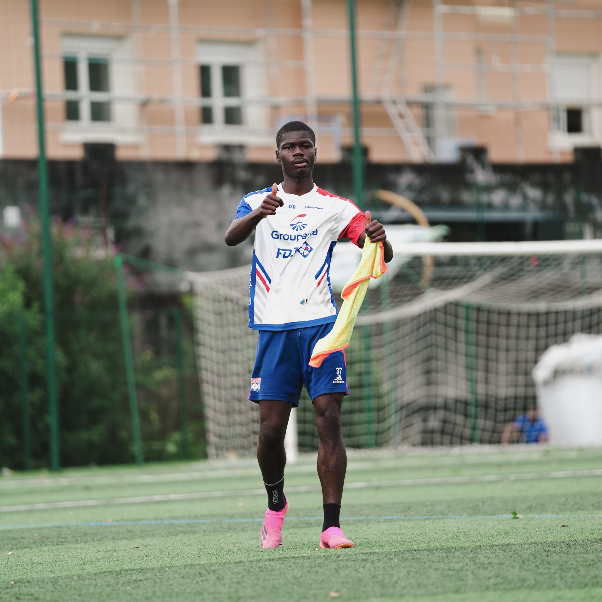 Photo d'un joueur de foot avec le ballon au pied et qui est capitaine