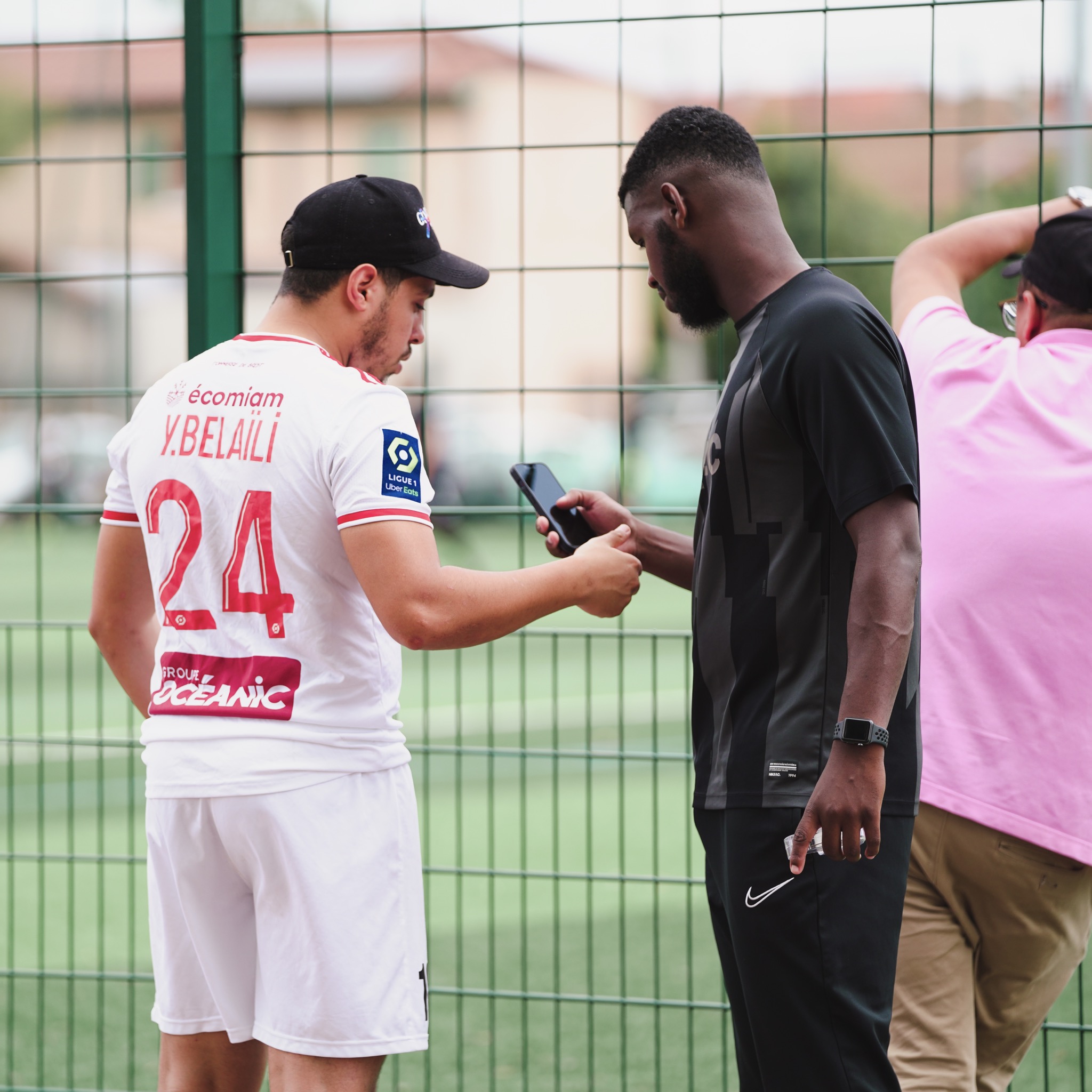 Photo d'un joueur de foot avec le ballon au pied et qui est capitaine